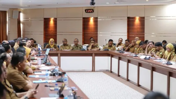 Wali Kota Batam Amsakar Achmad didampingi Wakil Wali Kota Li Claudia Chandra saat memimpin rapat evaluasi.