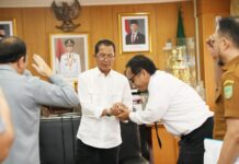 Lindungi Karya UMKM, Pemko Batam dan Kemenkum Kepri Perkuat Sinergi Kekayaan Intelektual Wali Kota Batam Amsakar Achmad berbincang dengan Kepala Kanwil Kemenkum Kepri Edison Manik di ruang kerja.