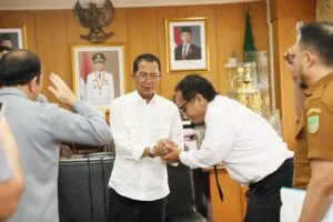 Wali Kota Batam Amsakar Achmad berbincang dengan Kepala Kanwil Kemenkum Kepri Edison Manik di ruang kerja.