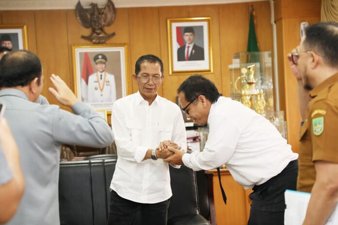 Wali Kota Batam, Amsakar Achmad, menerima audiensi Kemenkum Kepri Wali Kota Batam Amsakar Achmad berbincang dengan Kepala Kanwil Kemenkum Kepri Edison Manik di ruang kerja.