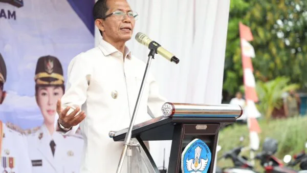 Wali Kota Batam Amsakar Achmad memberikan sambutan pada seremoni peletakan batu pertama USB SMKN 13 Batam di Bengkong.