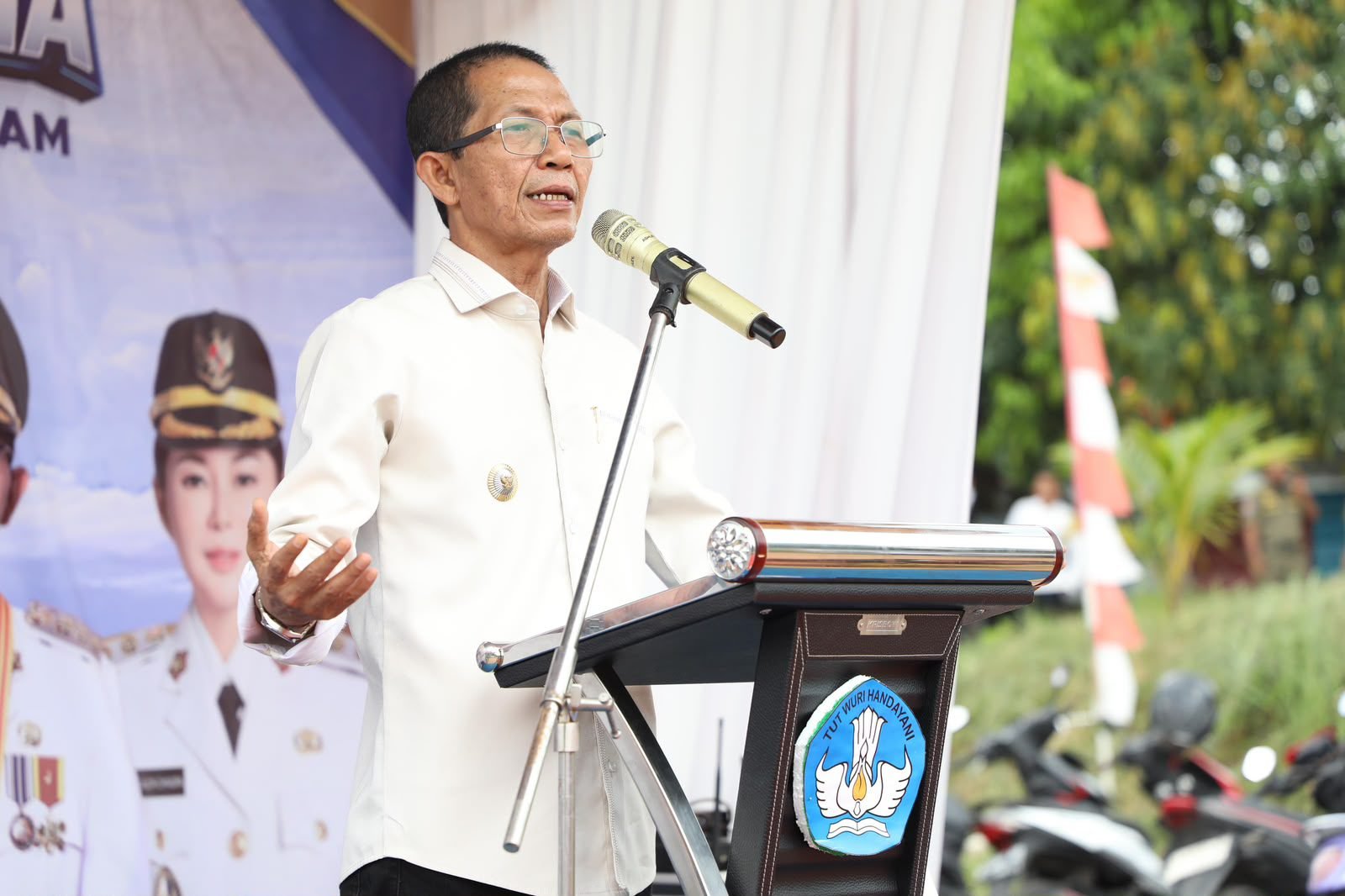 Wali Kota Batam Amsakar Achmad memberikan sambutan pada seremoni peletakan batu pertama USB SMKN 13 Batam di Bengkong.
