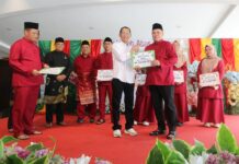 Pertahankan Juara Umum Tiga Kali Berturut-turut, Kafilah MTQ Batam Banjir Bonus Wali Kota Batam Amsakar Achmad secara simbolis menyerahkan bonus penghargaan kepada perwakilan Kafilah MTQ Kota Batam.