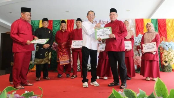 Wali Kota Batam Amsakar Achmad secara simbolis menyerahkan bonus penghargaan kepada perwakilan Kafilah MTQ Kota Batam.
