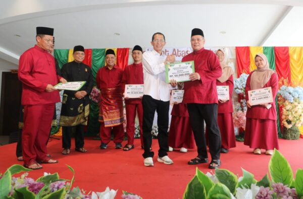 Wali Kota Batam Amsakar Achmad secara simbolis menyerahkan bonus penghargaan kepada perwakilan Kafilah MTQ Kota Batam.