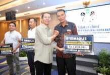 RT, RW, dan LPM Batuampar Apresiasi Kepemimpinan Amsakar – Li Claudia Wali Kota Batam Amsakar Achmad memberikan dokumen insentif secara simbolis kepada ketua RT dan RW se-Kecamatan Batuampar.