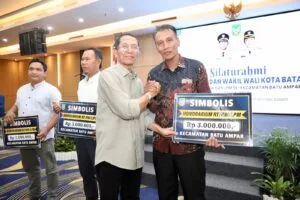 Wali Kota Batam Amsakar Achmad memberikan dokumen insentif secara simbolis kepada ketua RT dan RW se-Kecamatan Batuampar.