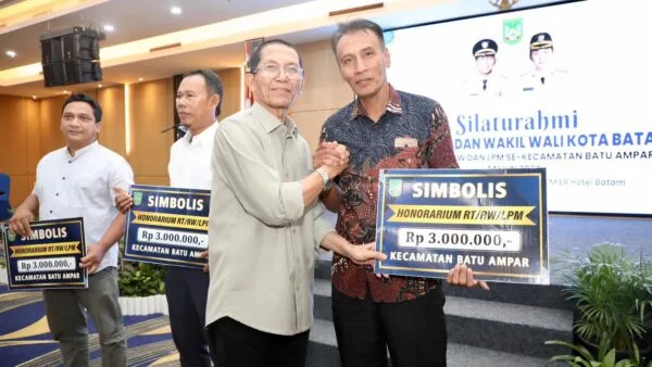 Wali Kota Batam Amsakar Achmad memberikan dokumen insentif secara simbolis kepada ketua RT dan RW se-Kecamatan Batuampar.