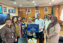 ASN Sungai Beduk Wafat Saat Tugas, Wali Kota Amsakar Serahkan Santunan JKK Taspen Rp248 Juta Wali Kota Batam Amsakar Achmad menyerahkan dokumen santunan JKK Taspen kepada ahli waris ASN yang meninggal dunia.