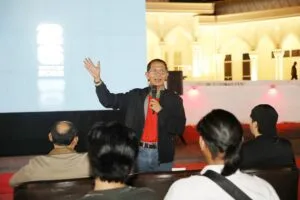 Wali Kota Batam Amsakar Achmad duduk lesehan bersama ribuan warga menyaksikan nobar semifinal Piala Dunia 2026.