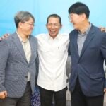 Wali Kota Batam Amsakar Achmad saat menyalami President Jeonju Vision College Woo Byung-hun di Kantor Wali Kota Batam.