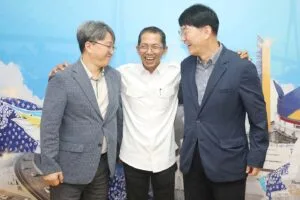 Wali Kota Batam Amsakar Achmad saat menyalami President Jeonju Vision College Woo Byung-hun di Kantor Wali Kota Batam.