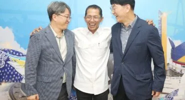 Wali Kota Batam Amsakar Achmad saat menyalami President Jeonju Vision College Woo Byung-hun di Kantor Wali Kota Batam.
