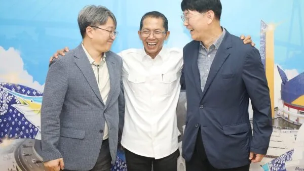 Wali Kota Batam Amsakar Achmad saat menyalami President Jeonju Vision College Woo Byung-hun di Kantor Wali Kota Batam.