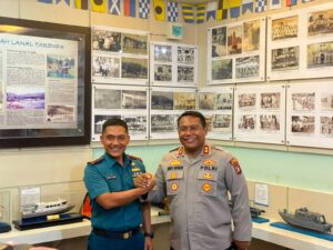 Kapolres Anambas AKBP I Gusti Ngurah Agung Budianaloka bersalaman komando dengan Danlanal Tarempa Letkol Laut (P) Romi Sitorus di Mako Lanal.