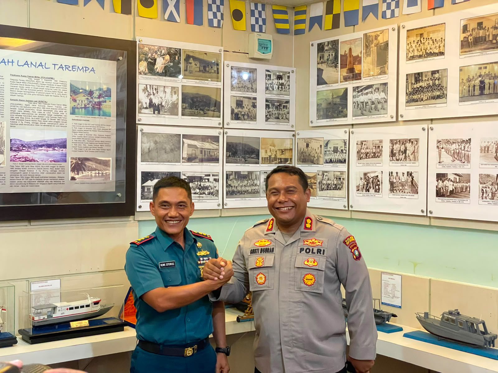 Kapolres Anambas AKBP I Gusti Ngurah Agung Budianaloka bersalaman komando dengan Danlanal Tarempa Letkol Laut (P) Romi Sitorus di Mako Lanal.