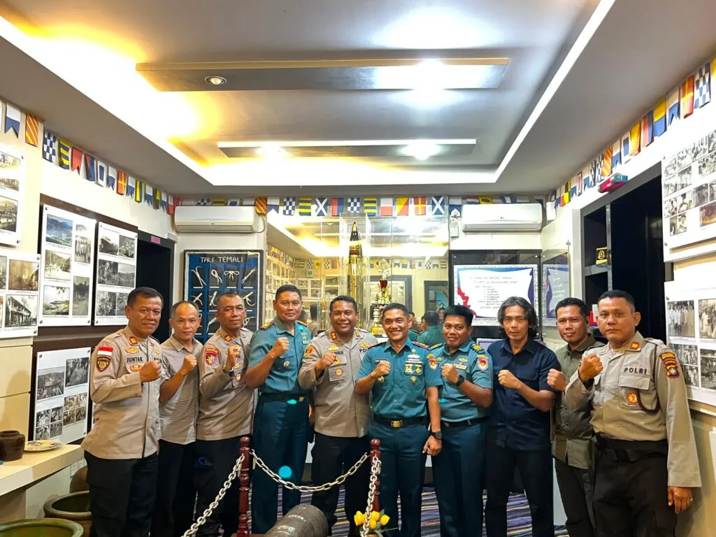 Kapolres Anambas AKBP I Gusti Ngurah Agung Budianaloka bersalaman komando dengan Danlanal Tarempa Letkol Laut (P) Romi Sitorus di Mako Lanal.