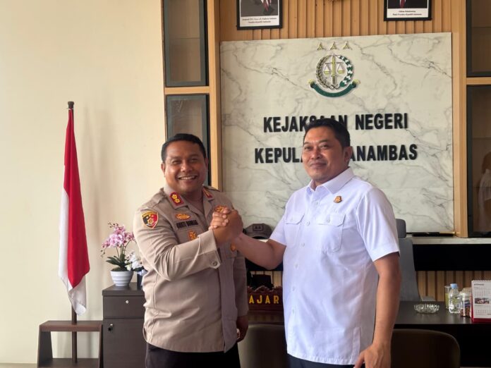 Kapolres Anambas AKBP I Gusti Ngurah Agung Budianaloka melakukan audiensi dengan Kajari Anambas Sigit Sugiarto di ruang kerja. Kapolres Anambas AKBP I Gusti Ngurah Agung Budianaloka melakukan audiensi dengan Kajari Anambas Sigit Sugiarto di ruang kerja.