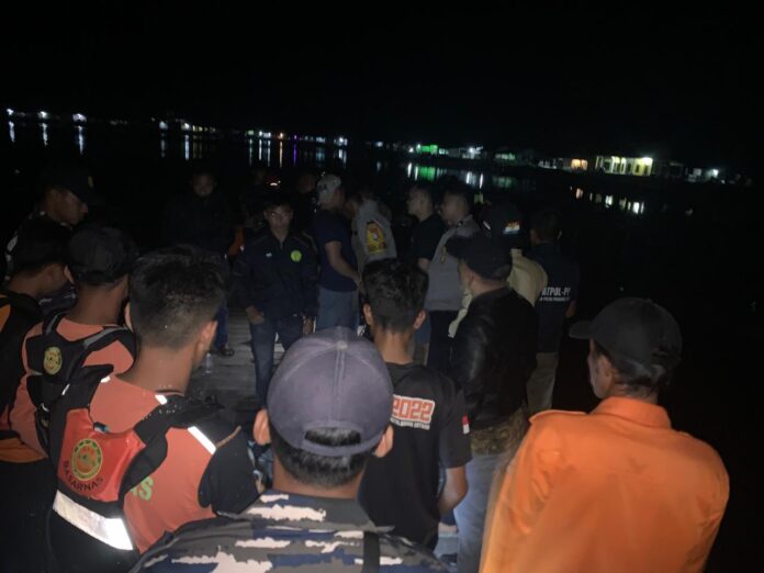 Tim gabungan TNI-Polri dan Basarnas melakukan penyisiran pencarian di perairan Genting Pulur, Jemaja Timur. Tim gabungan TNI-Polri dan Basarnas melakukan penyisiran pencarian di perairan Genting Pulur, Jemaja Timur.