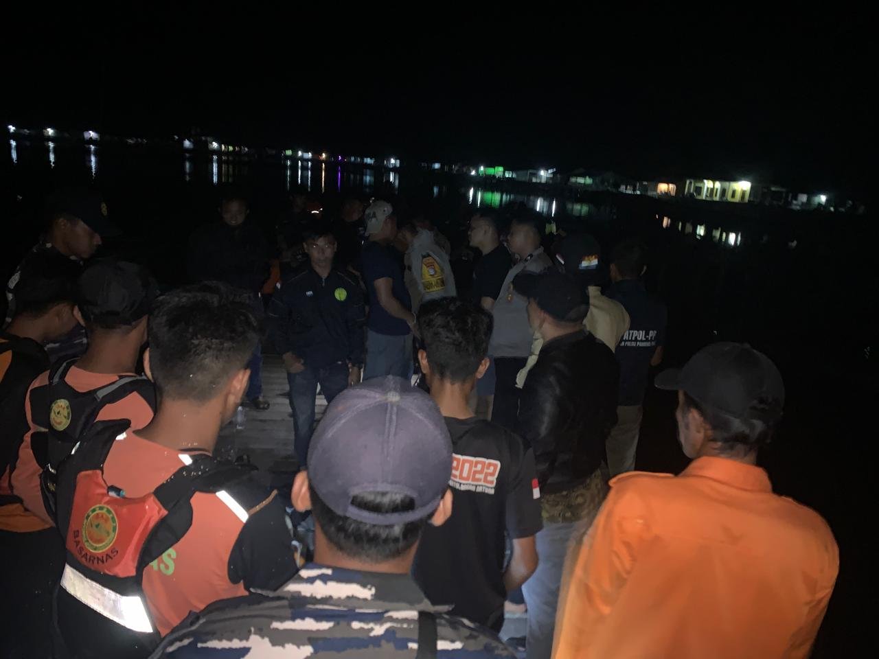 Tim gabungan TNI-Polri dan Basarnas melakukan penyisiran pencarian di perairan Genting Pulur, Jemaja Timur.