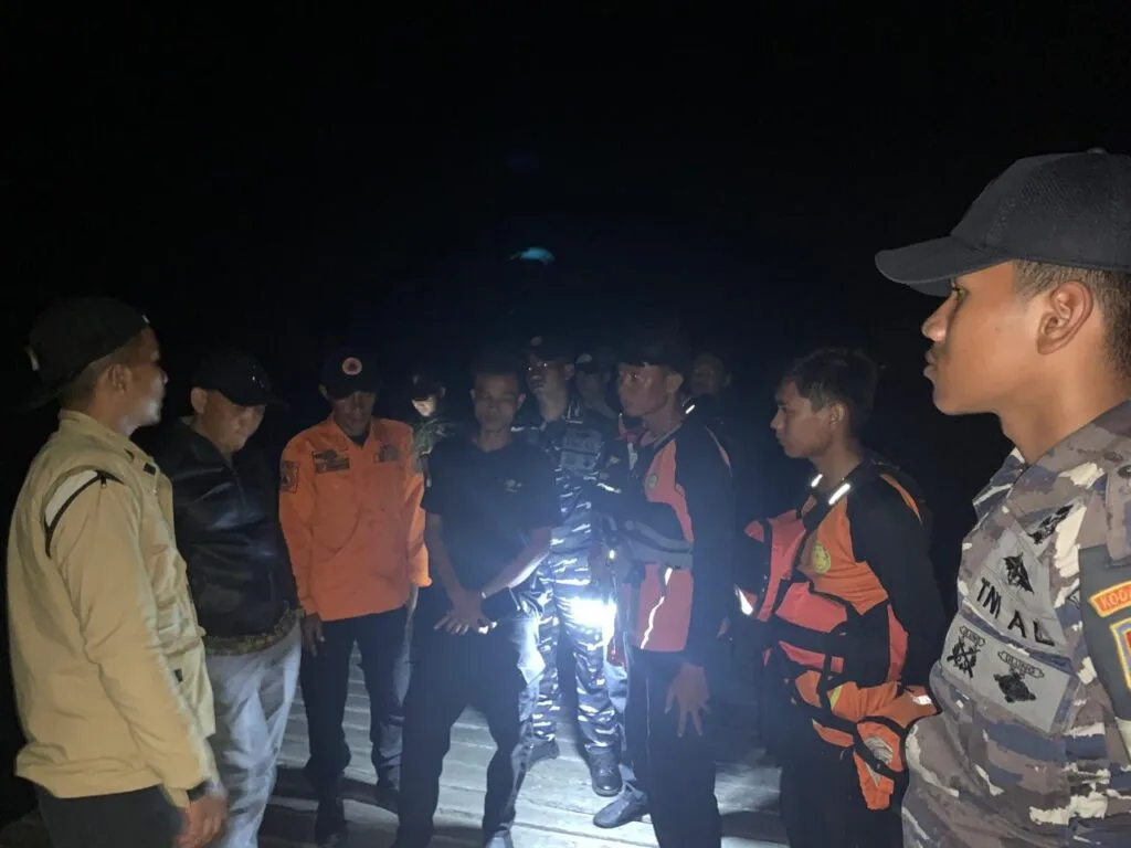 Tim gabungan TNI-Polri dan Basarnas melakukan penyisiran pencarian di perairan Genting Pulur, Jemaja Timur.