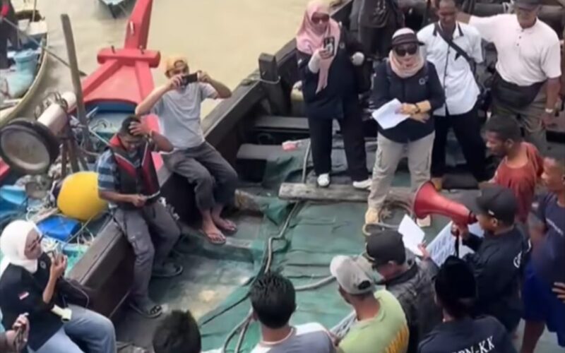 Suasana aksi damai nelayan pesisir Pulau Buru Karimun menyuarakan aspirasi penolakan tambang laut