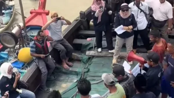 Suasana aksi damai nelayan pesisir Pulau Buru Karimun menyuarakan aspirasi penolakan tambang laut