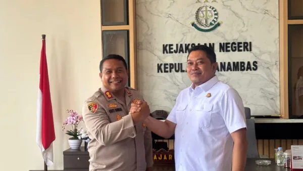 Kapolres Anambas AKBP I Gusti Ngurah Agung Budianaloka melakukan audiensi dengan Kajari Anambas Sigit Sugiarto di ruang kerja.