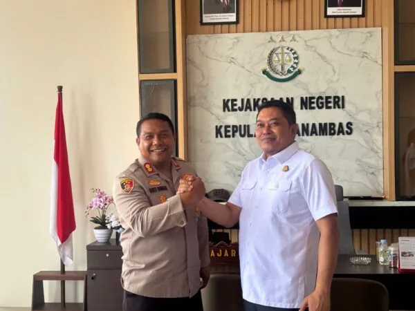 Kapolres Anambas AKBP I Gusti Ngurah Agung Budianaloka melakukan audiensi dengan Kajari Anambas Sigit Sugiarto di ruang kerja.