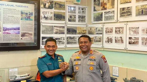 Kapolres Anambas AKBP I Gusti Ngurah Agung Budianaloka bersalaman komando dengan Danlanal Tarempa Letkol Laut (P) Romi Sitorus di Mako Lanal.