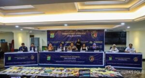Petugas kepolisian saat memberikan keterangan pers terkait pengungkapan kasus TPPO anak di bawah umur di Bekasi.