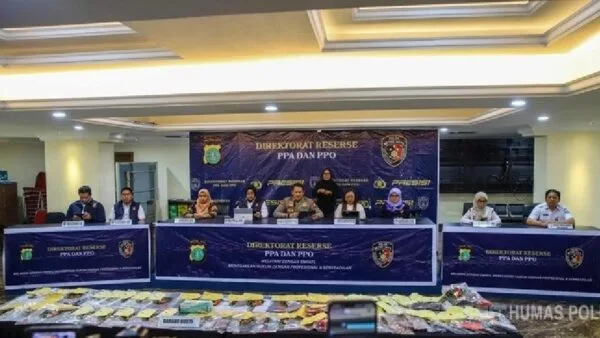 Petugas kepolisian saat memberikan keterangan pers terkait pengungkapan kasus TPPO anak di bawah umur di Bekasi.