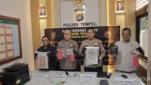 Kapolsek Tempel AKP Gunawan Setiyabudi saat menunjukkan barang bukti printer dan ratusan lembar uang palsu.