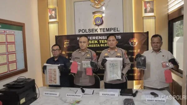 Kapolsek Tempel AKP Gunawan Setiyabudi saat menunjukkan barang bukti printer dan ratusan lembar uang palsu.
