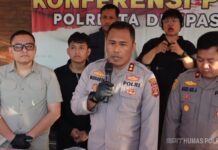 Cekcok Putus Cinta Berujung Maut, WN Singapura Bunuh Kekasihnya di Denpasar Tersangka MZ, WNA Singapura, saat dihadirkan dalam konferensi pers di Polresta Denpasar terkait kasus pembunuhan kekasihnya.