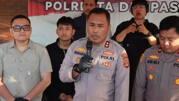Tersangka MZ, WNA Singapura, saat dihadirkan dalam konferensi pers di Polresta Denpasar terkait kasus pembunuhan kekasihnya.