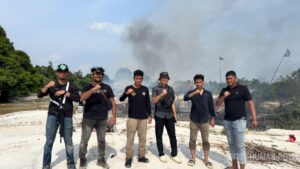 Tim Satreskrim Polres Kampar melakukan pemusnahan rakit tambang ilegal di Desa Suka Makmur, Kampar.
