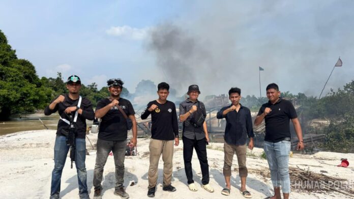 dua-terduga-pelaku-peti-di-gunung-sahilan-kampar-ditangkap-12-rakit-tambang-dimusnahkan-52 Tim Satreskrim Polres Kampar melakukan pemusnahan rakit tambang ilegal di Desa Suka Makmur, Kampar.