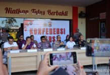 Kelalaian Berujung Maut, Pimpinan Ponpes dan Seorang Santri Jadi Tersangka Kasus Kebakaran Konferensi pers penetapan tersangka kasus kebakaran santri di Polres Lombok Tengah.
