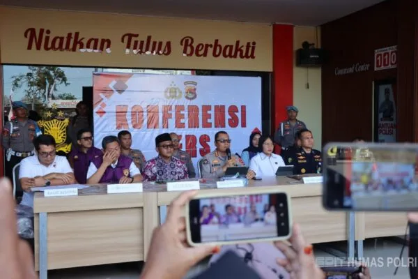 Konferensi pers penetapan tersangka kasus kebakaran santri di Polres Lombok Tengah.