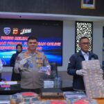 Konferensi pers pengungkapan jaringan judi online DazzLive oleh Ditres Siber Polda Jawa Barat.