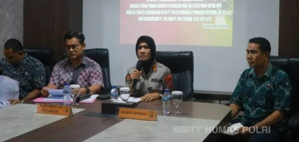 Kabid Humas Polda Sumbar Kombes Pol Susmelawati Rosya saat memberikan keterangan pers mengenai dugaan korupsi PLTU Ombilin.