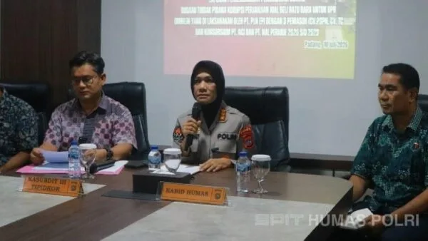 Kabid Humas Polda Sumbar Kombes Pol Susmelawati Rosya saat memberikan keterangan pers mengenai dugaan korupsi PLTU Ombilin.