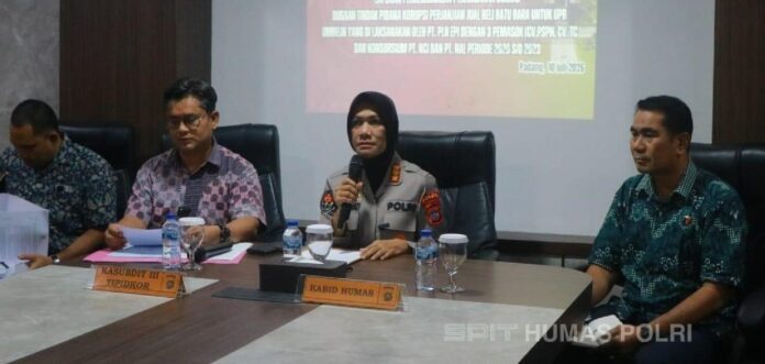 dugaan-korupsi-batu-bara-di-pltu-ombilin-diselidiki-tiga-perusahaan-pemasok-diperiksa Kabid Humas Polda Sumbar Kombes Pol Susmelawati Rosya saat memberikan keterangan pers mengenai dugaan korupsi PLTU Ombilin.