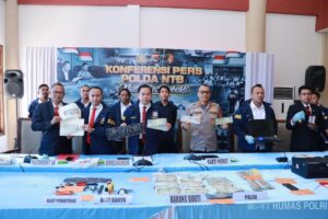 Konferensi pers pengungkapan sindikat pemalsuan STNK oleh Polda NTB di Mataram.