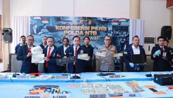 Konferensi pers pengungkapan sindikat pemalsuan STNK oleh Polda NTB di Mataram.