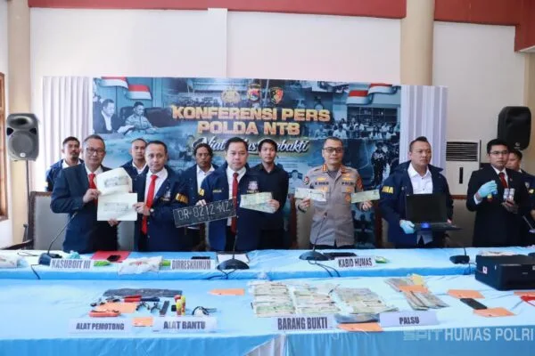 Konferensi pers pengungkapan sindikat pemalsuan STNK oleh Polda NTB di Mataram.