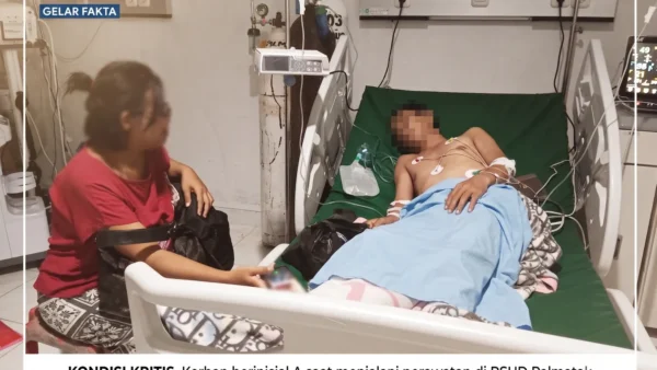 KONDISI KRITIS. Korban berinisial A didampingi pihak keluarga