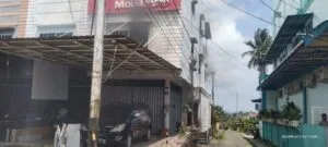 Asap tebal keluar dari jendela ruko showroom mobil 100 di Tanjungpinang.