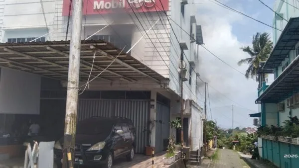 Asap tebal keluar dari jendela ruko showroom mobil 100 di Tanjungpinang.